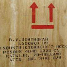 Kortho-Sjabloneren-op-houten-transport-kist-K